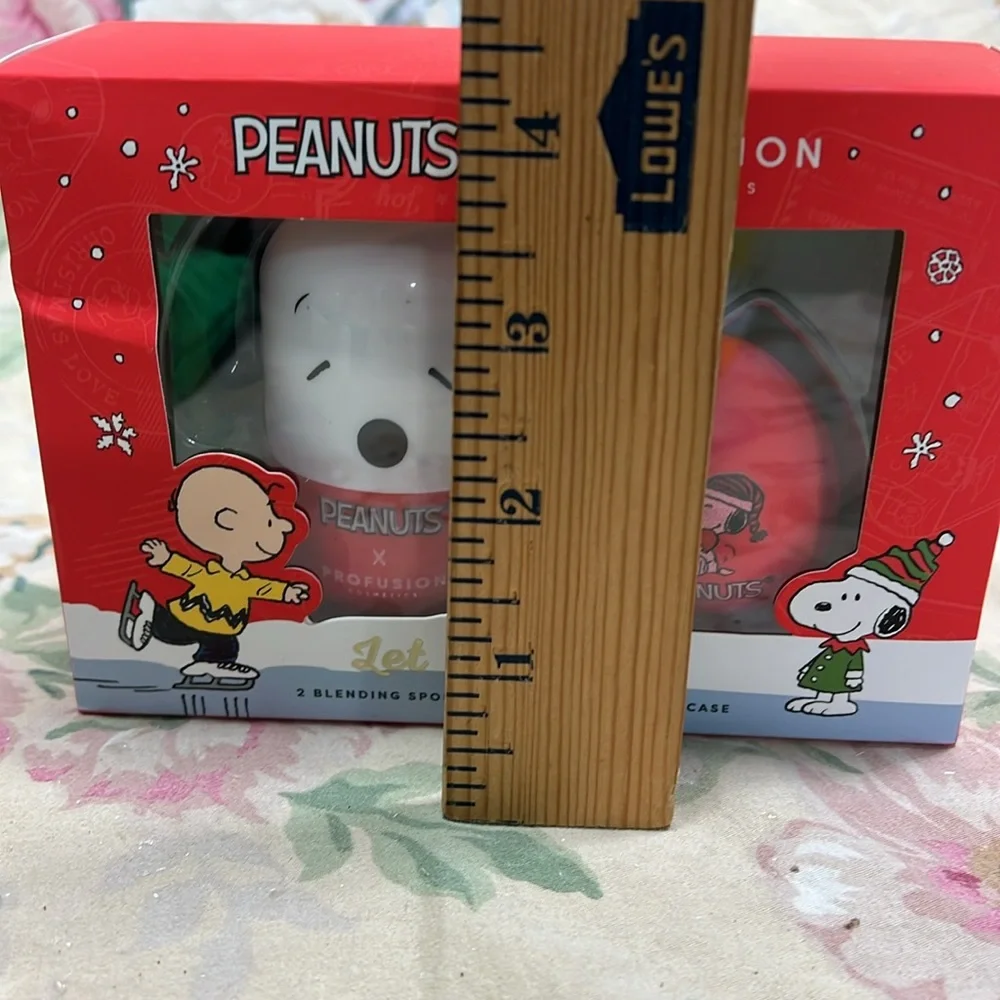 Snoopy Peanuts 2 blending sponges & case